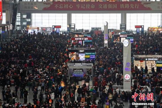 2��1�գ�2018�괺����ʽ����������·����վ�򳵴����ڣ��ÿ������ڵȴ���Ʊ��վ�ϳ����ݽ��ܣ�����ȫ�������ÿͷ�����Ԥ�ƴ�29.8���˴Ρ����У���·Ԥ�Ʒ���24.8���˴Σ���·3.89���˴Σ���6500���˴Σ�ˮ��4600���˴Ρ������� ��