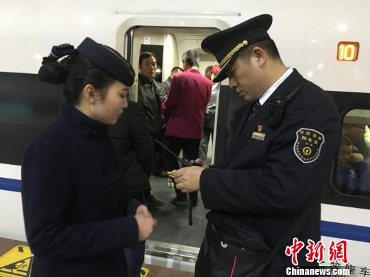 高铁订餐连送两次孝心在高铁上延伸