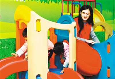 �⼮־Ը���չ��ں򳵴�����ͯ��԰��ˣ�ĺ���