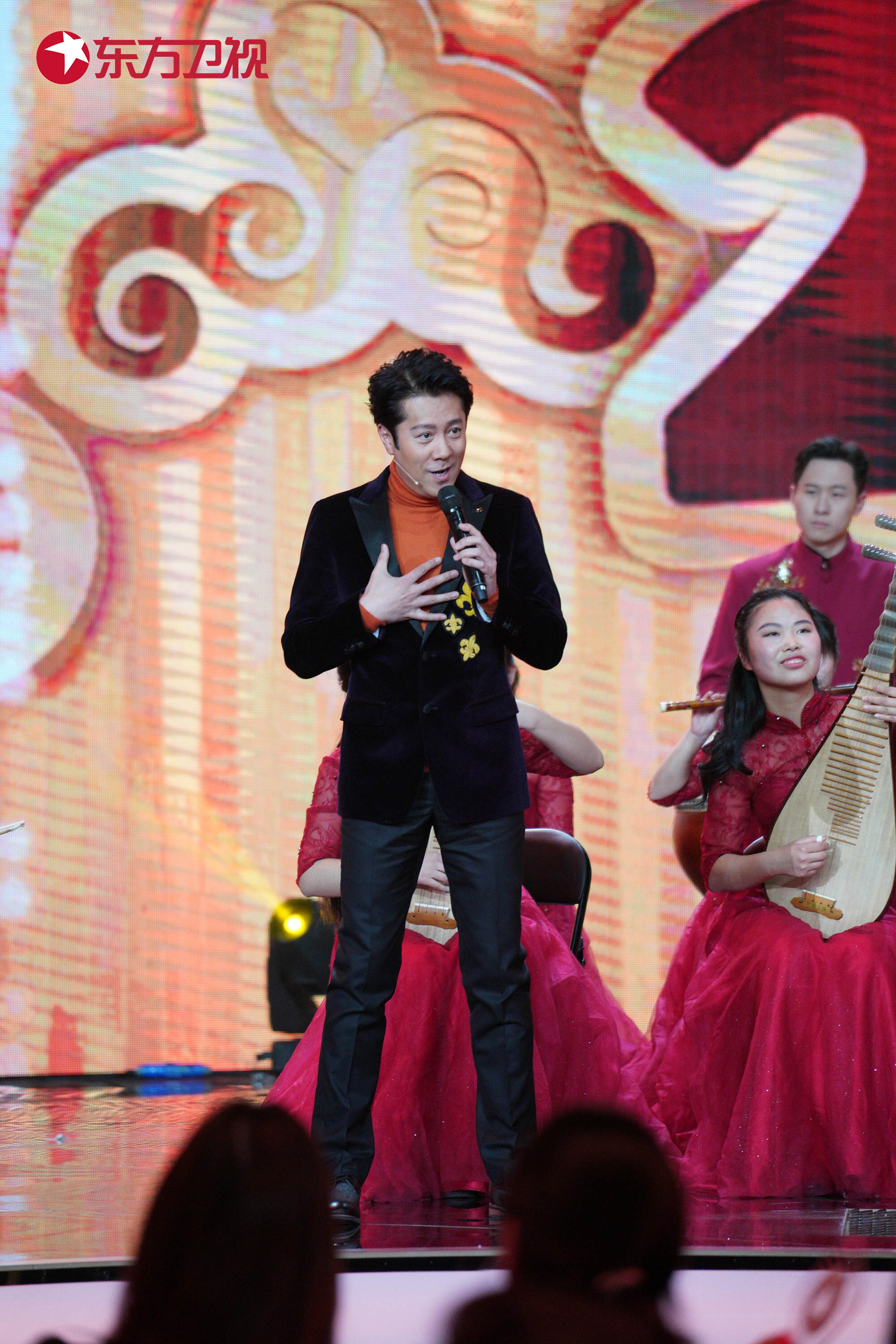 2018东方春晚 蔡国庆携手乔杉彩虹合唱团惊喜加盟