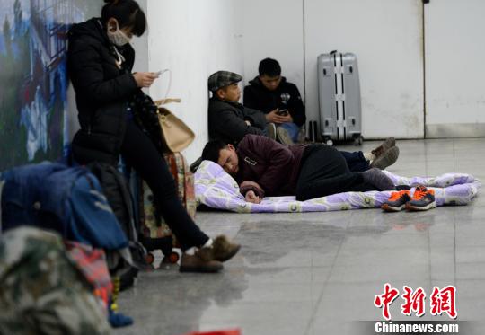 ��վ�ﳹҹ�ȳ�����ϯ�ض�˯���������� ��