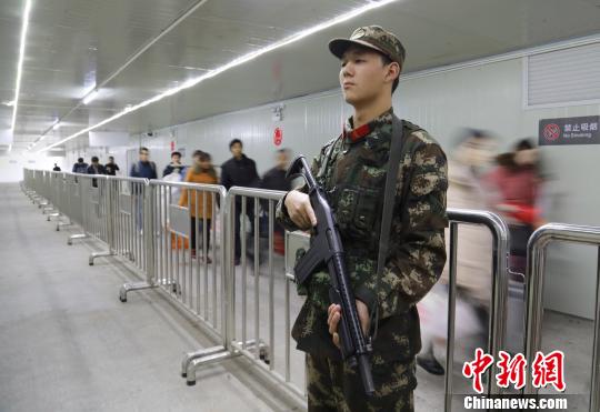 武警福建省总队龙岩支队官兵担负龙岩火车站进站口的巡逻防控任务。 郭大伟 摄