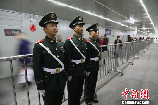 武警福建省总队龙岩支队官兵担负龙岩火车站进站口的巡逻防控任务。 郭大伟 摄