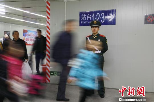 武警福建省总队龙岩支队官兵在龙岩火车站进站过道内执勤。 郭大伟 摄