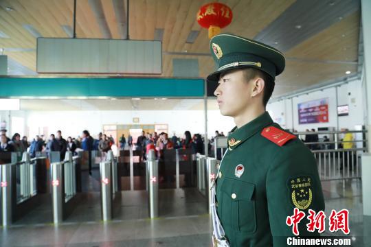 武警福建省总队龙岩支队官兵在龙岩火车站检票口执勤。 郭大伟 摄