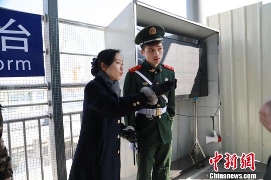 武警福建省总队龙岩支队官兵熟悉站内设施。 郭大伟 摄