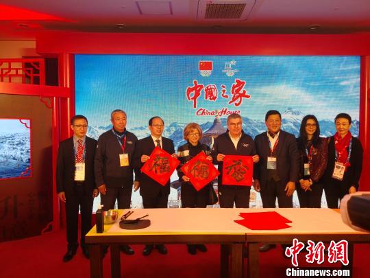 中国国家画院国画院副院长于文江在韩国江陵“中国之家”现场送“福”。 张敏霞 摄