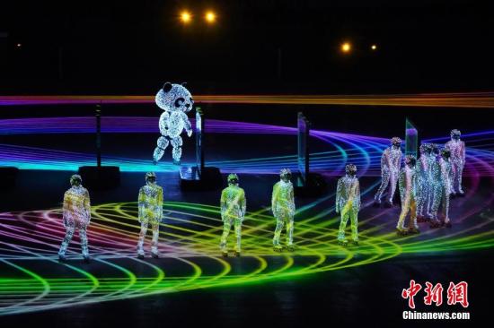 当地时间2月25日,2018平昌冬奥会闭幕式在平昌奥林匹克体育场举行,现场演出精彩夺目。图为“北京八分钟”震撼闭幕式现场。<a target='_blank' href='http://www.chinanews.com/'>中新社</a>记者 崔楠 摄