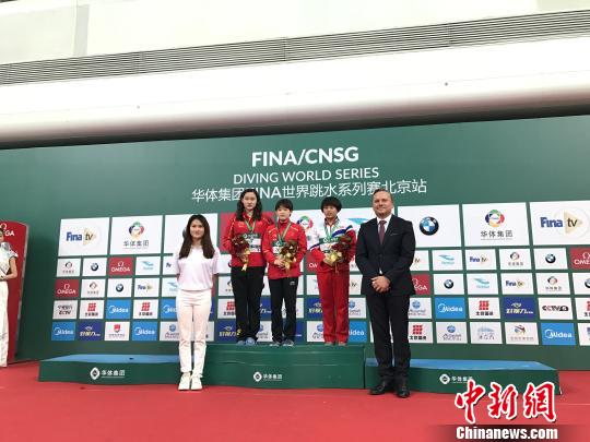 11日的比赛中,第一次参加世界大赛的小将张家齐战胜了队友、里约奥运会十米台冠军任茜夺冠 马元豪 摄