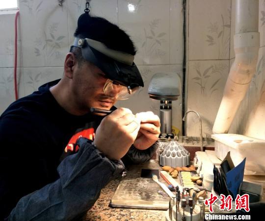 “现代版的奇巧人”杨磊:毫厘之间雕刻人生(图)