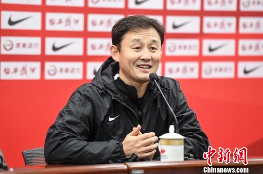 中国足协U-21选拔队教练组组长孙继海回答记者提问。 杨华峰 摄