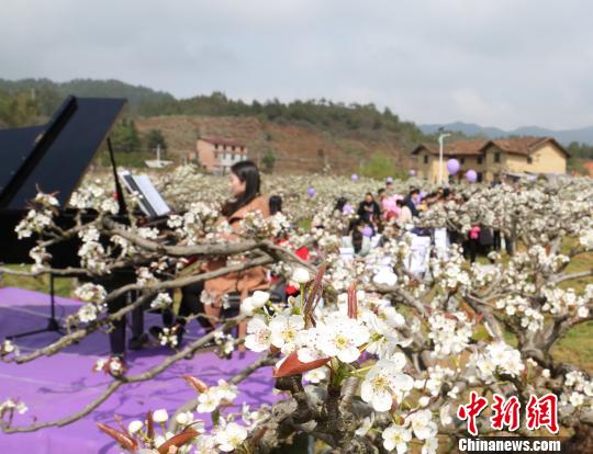 ���������������ڶ������ͻ��������֡���ͨѶԱ ��Т�١���