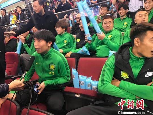 北京国安队的球员也来到现场助威,图为国脚张稀哲接受采访。 马元豪 摄