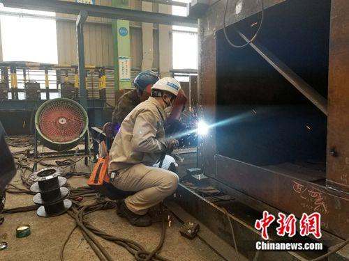 梁飞在车间为徒弟演示焊接操作。 <a target='_blank' href='http://www.chinanews.com/' >中新网</a> 冷昊阳 摄