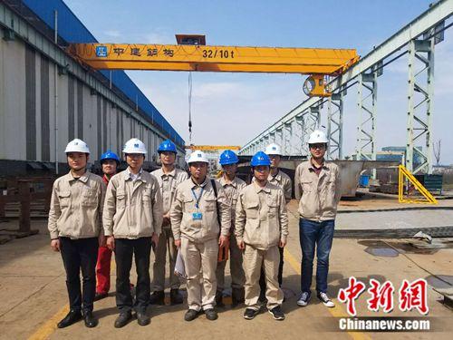 梁飞和梁飞工作室的团队成员合影。 <a target='_blank' href='http://www.chinanews.com/' >中新网</a> 冷昊阳 摄