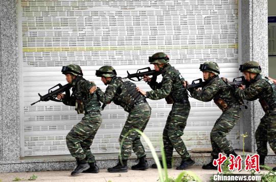 图为武警特战官兵在福建省南平汽车客运中心站开展反劫持战斗演练。