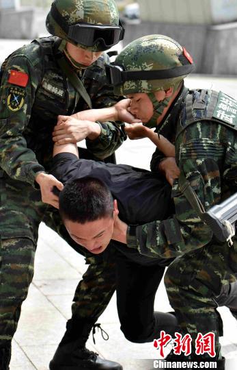 图为武警特战官兵在福建省南平汽车客运中心站开展反劫持战斗演练。