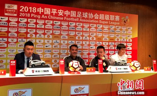 北京人和主帅赛前为球队缓解压力。<a target='_blank' href='http://www.chinanews.com/' >中新网</a>记者王牧青 摄