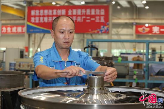 全国劳动模范、外场服务技术专家罗卓红在工作中（资料图）。解放军5719厂供图