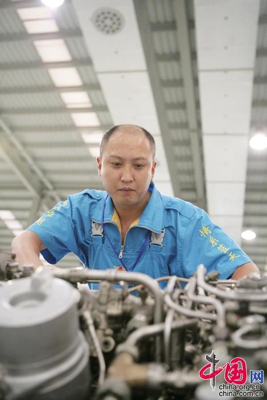 全国劳动模范、外场服务技术专家罗卓红在工作中（资料图）。解放军5719厂供图