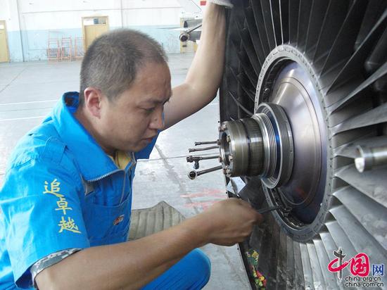 全国劳动模范、外场服务技术专家罗卓红在工作中（资料图）。解放军5719厂供图