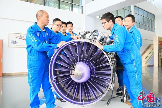 全国劳动模范、外场服务技术专家罗卓红和他的工作团队（资料图）。解放军5719厂供图