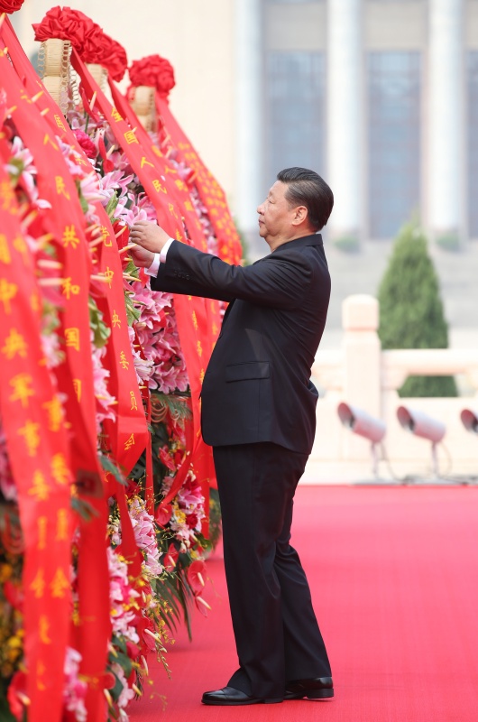 9��30�����磬���͹����쵼��ϰ��ƽ�����ǿ���ŵ½���������������ɽ�����ɽ���Ÿ��������������찲�Ź㳡����ϯ��ʿ������������Ӣ�۾��׻�����ʽ������ϰ��ƽ���������ϵĶд����»������ Ҧ��ΰ ��.jpg