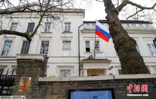 ����ʱ��2018��3��14�գ�һ�����ӽ�����˹פӢ����ʹ����ǰ�Ķ���˹����ȡ�¡�Ӣ����������ɯ��÷��ǰ������������23������˹�⽻�١����⣬�����������˹��Ӣ���Ĺ����ʲ���</p><p>�������գ�����˹ǰ�鱨��Ա˹������������Ů�����׶�ĳ�̳��ڽӴ��������ʺ󵱳����¡������һ�¼�����Ӣ���⽻�粨��