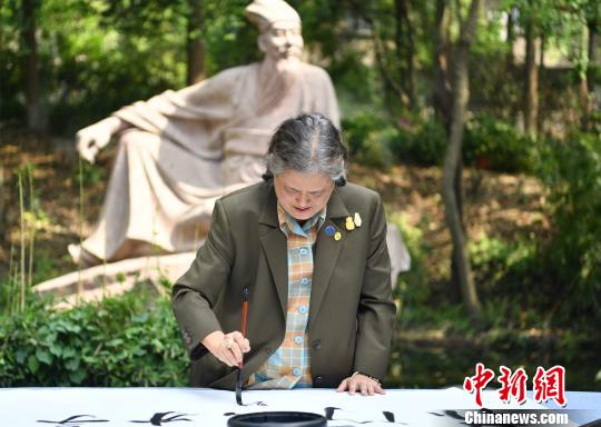 ̩������ʫ��ͨ���Ի����ն��������顰���ų����ӡ�