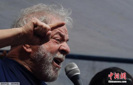 卢拉现年72岁,2003年到2010年期间出任巴西总统。他执政期间曾帮助巴西数千万居民摆脱贫困,并引领巴西经济高速发展。去年7月12日,卢拉被联邦法官莫罗一审判处贪腐和洗钱罪名成立,获9年零6个月有期徒刑。今年1月24日,巴西联邦地区法院二审维持一审判定的罪名,并将刑期增加至12年零1个月。图为卢拉在巴西钢铁工人工会总部发表演讲。