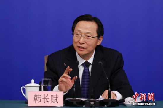 3月7日,十三届全国人大一次会议新闻中心在北京举行记者会,农业部部长韩长赋就“实施乡村振兴战略 推动农业转型升级”相关问题回答中外记者的提问。 <a target='_blank' href='http://www.chinanews.com/'>中新社</a>记者 韩海丹 摄