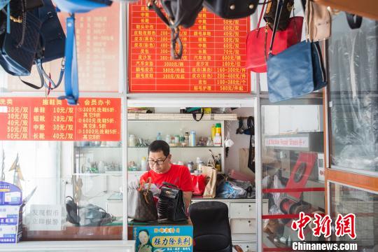 广西南宁皮具“美容师”16年匠心守护老手艺