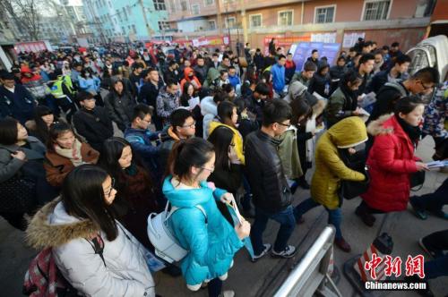 ����ͼ���μ�2017����ҹ���Ա���ԵĿ�����½�����뿼����<a target='_blank' href='http://www.chinanews.com/'>������</a>���� Τ�� ��