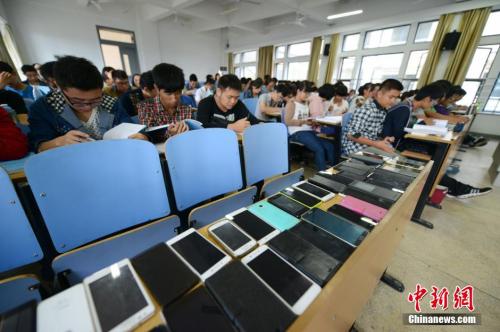 ����ͼ�����ϴ�ѧ����ѧԺ�Ľ������һ����λ�ϰ������ֻ���Ϊ�����ϿΡ���ͷ�塱�����ϴ�ѧ����ѧԺ����ѧ���Ƚ��ֻ����ϿΣ��˾ٵõ��ڶ�ʦ�����Ͽɡ�<a target='_blank' href='http://www.chinanews.com/'>������</a>�� ��� ��