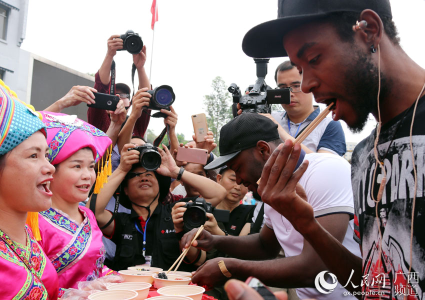 国际友人现场品尝五色糯米饭