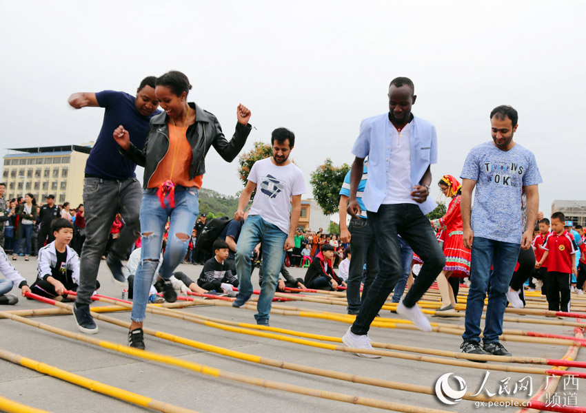 外国友人体验千人竹竿舞