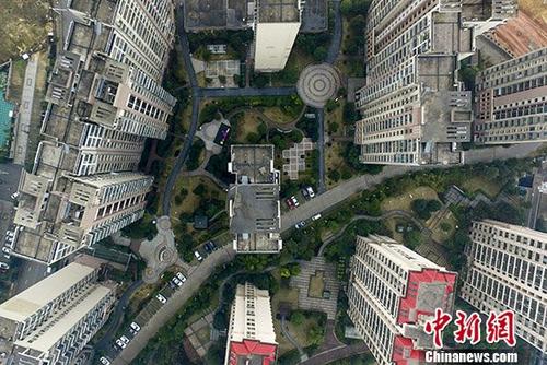 1��16�գ����ĺ��ϳ�ɳ��¥������סլ����������Ϊ�й���ס�õ�Ψһ��Ӧ�ߵ���������𲽸ı䡣�й�������Դ������������15����2018��ȫ��������Դ���������ϱ�ʾ���ı�������Ϊ��ס�õ�Ψһ��Ӧ�ߵ�������о��ƶ���Ȩ�����䡢�������غͳ��й滮�����£��Ƿ��ز���ҵ����ȡ��ʹ��Ȩ����������סլ�õصİ취�������ũ�弯�徭Ӫ�Խ����õؽ�������ס���Ե㣬���ƴٽ����ز�������չ�Ļ����������ƶȣ��ƶ����������幩Ӧ�����������ϡ��⹺���ٵ�ס���ƶȣ���ȫ������ס�����ӡ� <a target='_blank' href='http://www.chinanews.com/'>������</a>���� ��� ��