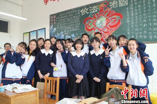 金陵女中学生和北师大贵阳附中学生课后合影留念。冷桂玉 摄