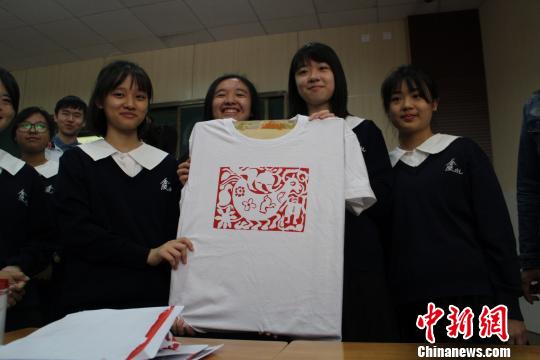金陵女中学生和北师大贵阳附中学生共同学习制作的带有贵州少数民族文化的纪念T恤。冷桂玉 摄