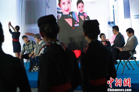 �����ֳ������˿��н�����Ԯ���龰�磬��ԭ�˷ɻ�����ʵ�ľ�Ԯ���¡��������ڡ���