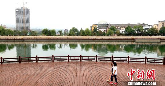 漫步河边。 奉力 摄