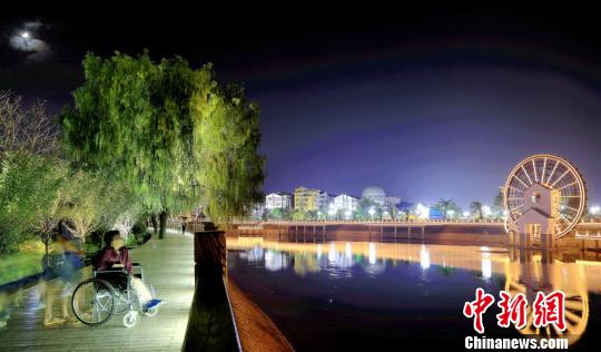 民众赏夜景。 奉力 摄