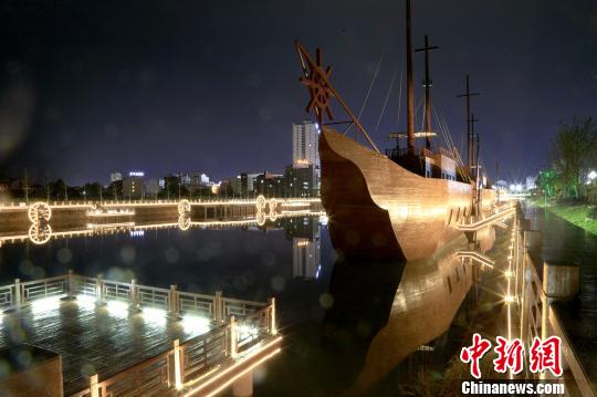 “扬帆起航”的新城夜景。 奉力 摄