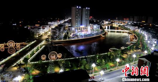 新城一隅。 奉力 摄