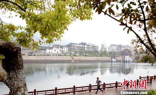 河边晨跑。 奉力 摄