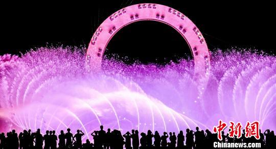 音乐喷泉引人注目。 奉力 摄