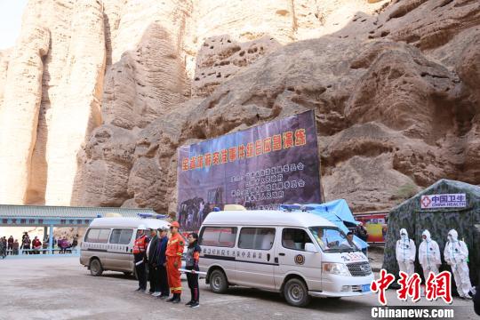 图为在白银市景泰石林景区举行了旅游突发事件综合应急演练。 钟欣 摄