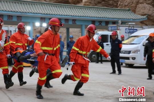 图为旅游突发事件综合应急演练。 钟欣 摄