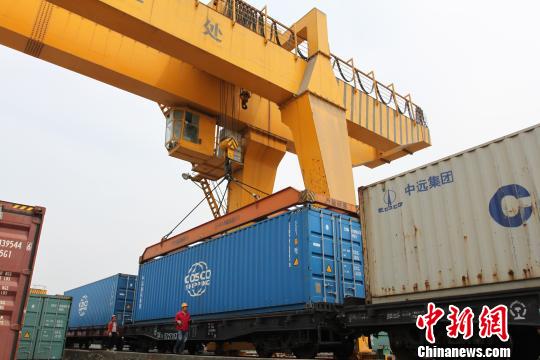 �ϲ�����������ŷ����������41������ֵ��400��Ԫ�ķ�װ��Ьñ���������������Ʒǰ��Ī˹�ơ�����溴� ��