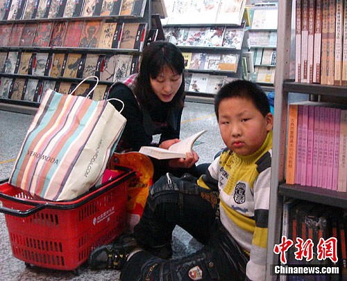 1��19�գ�����ĳ���һλ�Ĳ����ɵ�С���ѱ����������������ڼ䴺�ڽ�������Щ�ļ��ļҳ������ü���Ϊ���Ӳ��Ρ�ͼ��һλĸ������Ϊ���Ӷ����е����ݣ����뺢�ӱ����ߵ����������������<a target='_blank' href='http://www.chinanews.com/'>������</a>���� �춬�� ��